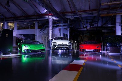 Amazing Wallpapers: The Lamborghini Urus, Aventador SVJ, and Huracan EVO Celebrate Christmas the Right Way