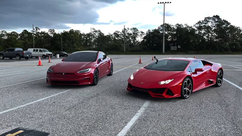 This Lamborghini Huracan EVO's Self-Confidence Was Shattered When It Faced The Tesla Model S Plaid 