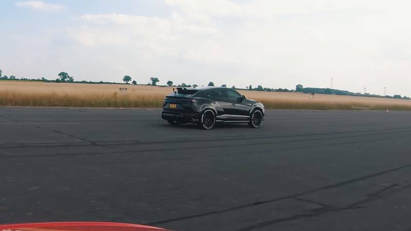 Watch The Lamborghini Urus Fight It Out Against The Audi TT-RS, The Porsche Cayman GT4, and The Volkswagen Golf R
- image 1016740