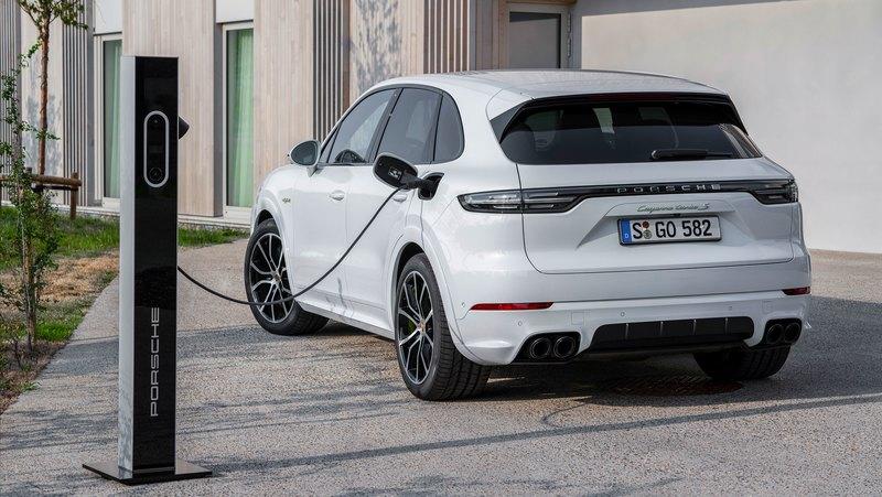 2020 Porsche Cayenne Turbo S E-Hybrid tops the range with 670 horsepower
- image 855536