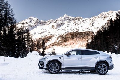 Amazing Wallpapers: The Lamborghini Urus, Aventador SVJ, and Huracan EVO Celebrate Christmas the Right Way