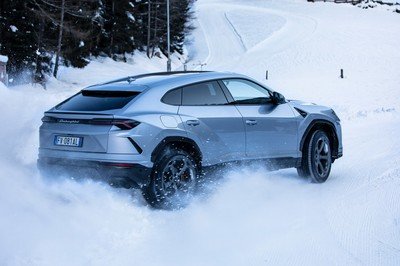Amazing Wallpapers: The Lamborghini Urus, Aventador SVJ, and Huracan EVO Celebrate Christmas the Right Way