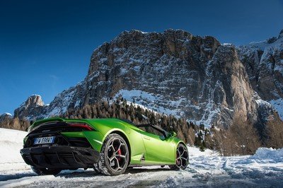 Amazing Wallpapers: The Lamborghini Urus, Aventador SVJ, and Huracan EVO Celebrate Christmas the Right Way
