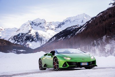Amazing Wallpapers: The Lamborghini Urus, Aventador SVJ, and Huracan EVO Celebrate Christmas the Right Way