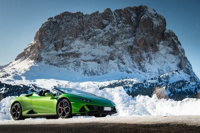 Amazing Wallpapers: The Lamborghini Urus, Aventador SVJ, and Huracan EVO Celebrate Christmas the Right Way