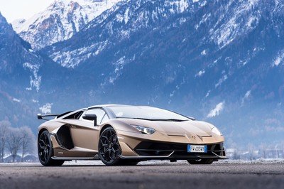 Amazing Wallpapers: The Lamborghini Urus, Aventador SVJ, and Huracan EVO Celebrate Christmas the Right Way