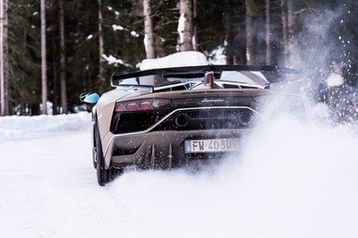 Amazing Wallpapers: The Lamborghini Urus, Aventador SVJ, and Huracan EVO Celebrate Christmas the Right Way