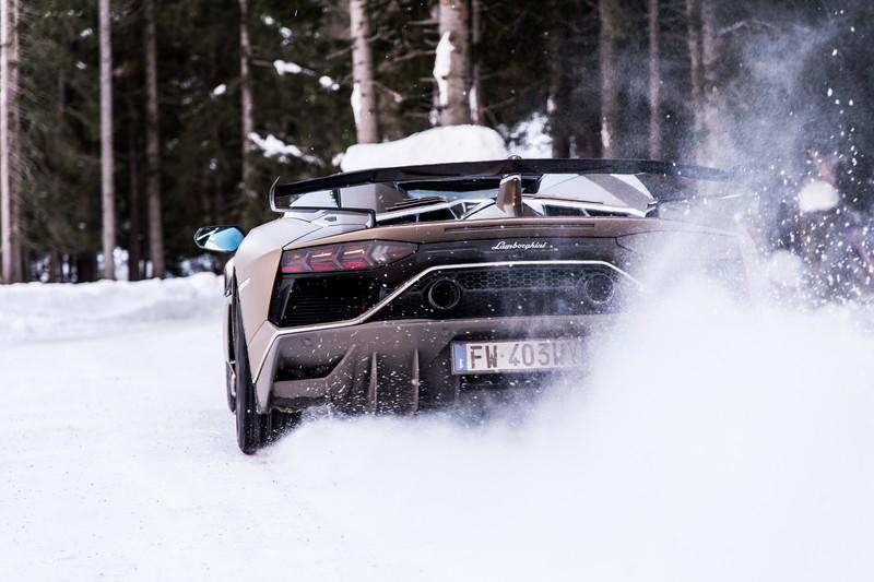 Amazing Wallpapers: The Lamborghini Urus, Aventador SVJ, and Huracan EVO Celebrate Christmas the Right Way Wallpaper quality
- image 877360