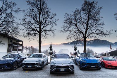 Amazing Wallpapers: The Lamborghini Urus, Aventador SVJ, and Huracan EVO Celebrate Christmas the Right Way