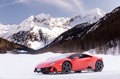 Amazing Wallpapers: The Lamborghini Urus, Aventador SVJ, and Huracan EVO Celebrate Christmas the Right Way
