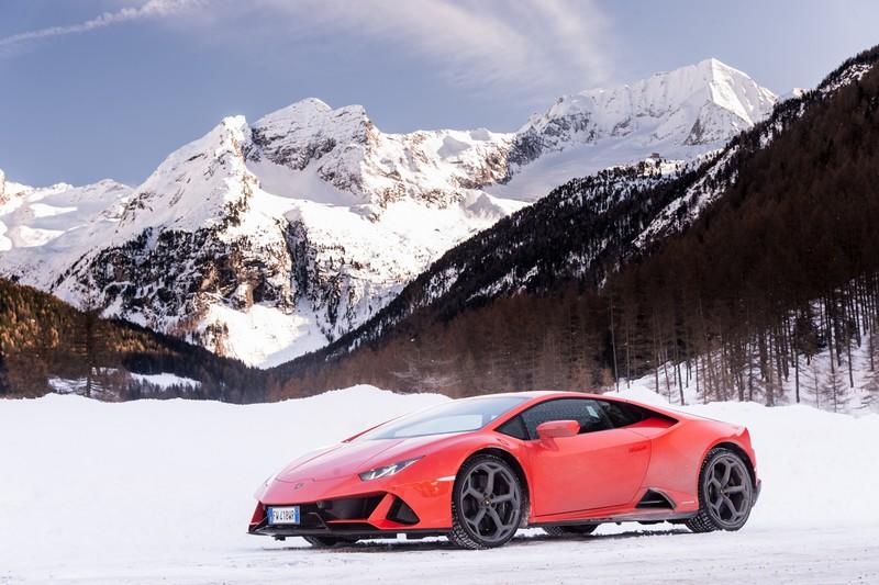 Amazing Wallpapers: The Lamborghini Urus, Aventador SVJ, and Huracan EVO Celebrate Christmas the Right Way Wallpaper quality
- image 877362