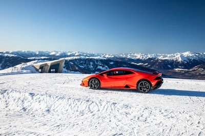 Amazing Wallpapers: The Lamborghini Urus, Aventador SVJ, and Huracan EVO Celebrate Christmas the Right Way