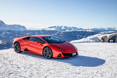Amazing Wallpapers: The Lamborghini Urus, Aventador SVJ, and Huracan EVO Celebrate Christmas the Right Way