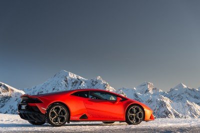 Amazing Wallpapers: The Lamborghini Urus, Aventador SVJ, and Huracan EVO Celebrate Christmas the Right Way