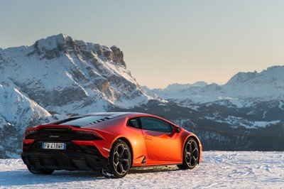Amazing Wallpapers: The Lamborghini Urus, Aventador SVJ, and Huracan EVO Celebrate Christmas the Right Way