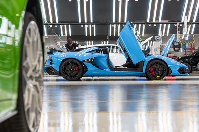 Amazing Wallpapers: The Lamborghini Urus, Aventador SVJ, and Huracan EVO Celebrate Christmas the Right Way