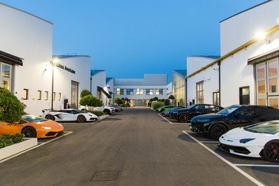 Amazing Wallpapers: The Lamborghini Urus, Aventador SVJ, and Huracan EVO Celebrate Christmas the Right Way
