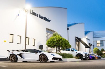 Amazing Wallpapers: The Lamborghini Urus, Aventador SVJ, and Huracan EVO Celebrate Christmas the Right Way
