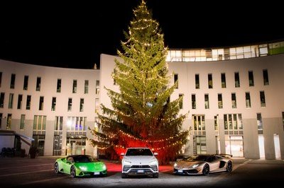 Amazing Wallpapers: The Lamborghini Urus, Aventador SVJ, and Huracan EVO Celebrate Christmas the Right Way