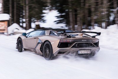 Amazing Wallpapers: The Lamborghini Urus, Aventador SVJ, and Huracan EVO Celebrate Christmas the Right Way