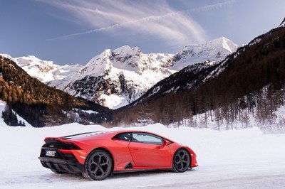 Amazing Wallpapers: The Lamborghini Urus, Aventador SVJ, and Huracan EVO Celebrate Christmas the Right Way