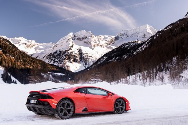 Amazing Wallpapers: The Lamborghini Urus, Aventador SVJ, and Huracan EVO Celebrate Christmas the Right Way Wallpaper quality
- image 877348