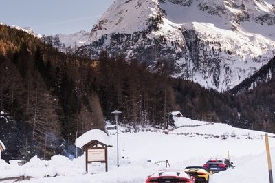 Amazing Wallpapers: The Lamborghini Urus, Aventador SVJ, and Huracan EVO Celebrate Christmas the Right Way