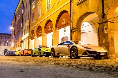 Amazing Wallpapers: The Lamborghini Urus, Aventador SVJ, and Huracan EVO Celebrate Christmas the Right Way