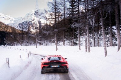 Amazing Wallpapers: The Lamborghini Urus, Aventador SVJ, and Huracan EVO Celebrate Christmas the Right Way