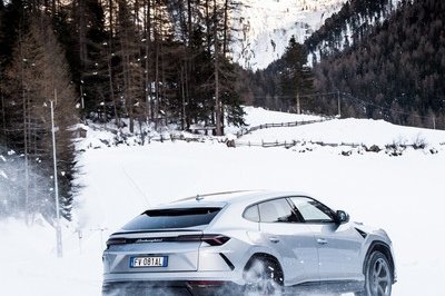 Amazing Wallpapers: The Lamborghini Urus, Aventador SVJ, and Huracan EVO Celebrate Christmas the Right Way
