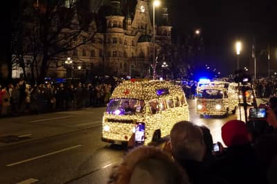 Classic Volkswagens Make Some Light For Christmas 