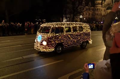 Classic Volkswagens Make Some Light For Christmas 