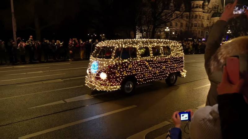 Classic Volkswagens Make Some Light For Christmas 