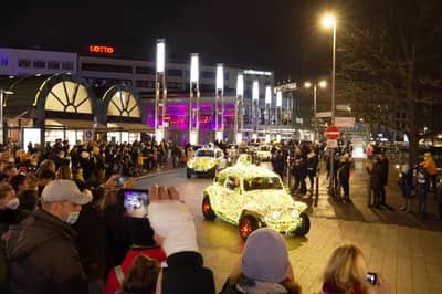 Classic Volkswagens Make Some Light For Christmas 
