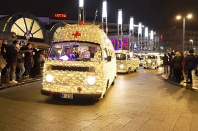 Classic Volkswagens Make Some Light For Christmas 