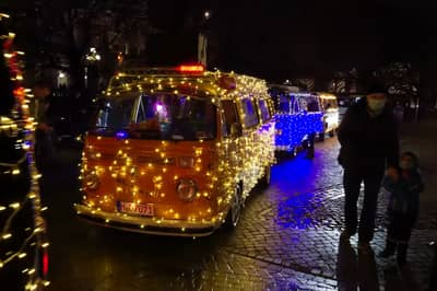 Classic Volkswagens Make Some Light For Christmas 