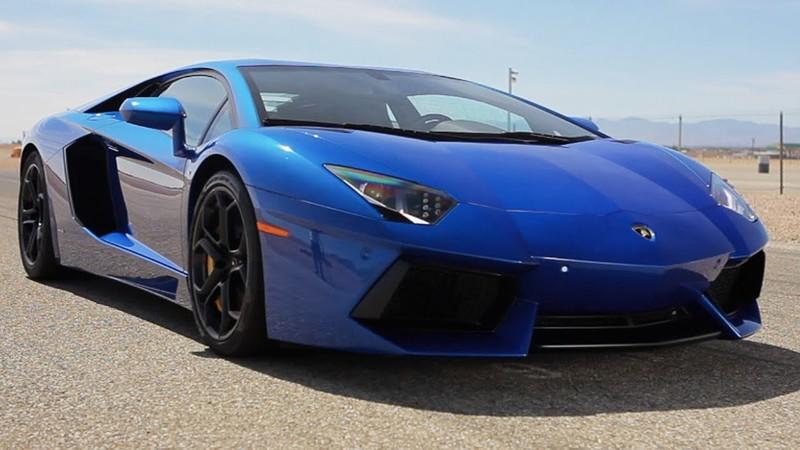 Video: Lamborghini Aventador vs Countach