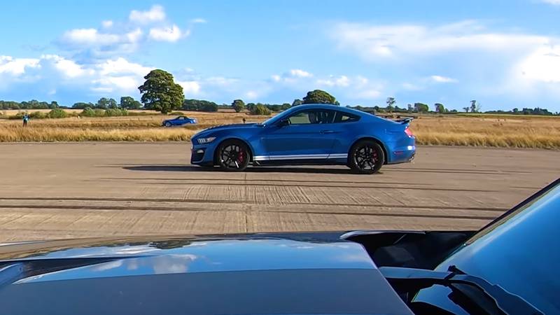 Watch A Ford Shelby Mustang GT500 Take On Another Supercharged Mustang That's Tuned To Make 850+ Horses!
- image 1042594